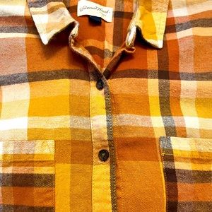 Universal Threads Autumn colored plaid shirt! Button down front w/patch pockets